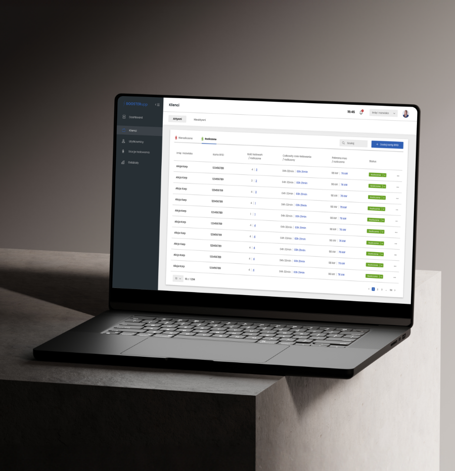 Laptop z otwartą aplikacją Boosterupp pokazującą listę klientów.